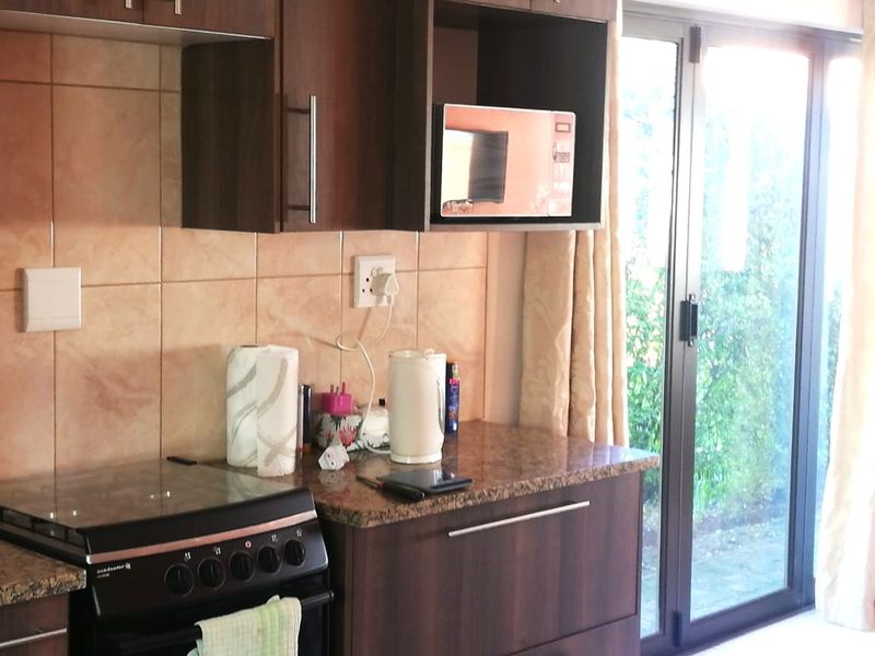 Fully Furnished Luxury Living – Just Move In! - Photo 3