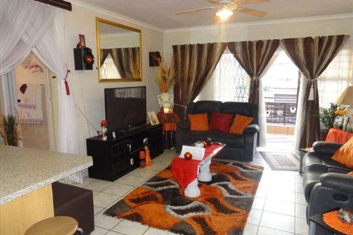 Charming 2-Bedroom Home with Garage and Carport – Great Value! - Photo 2