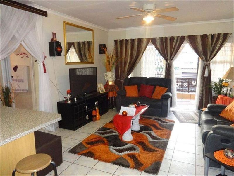 Charming 2-Bedroom Home with Garage and Carport – Great Value! - Photo 2