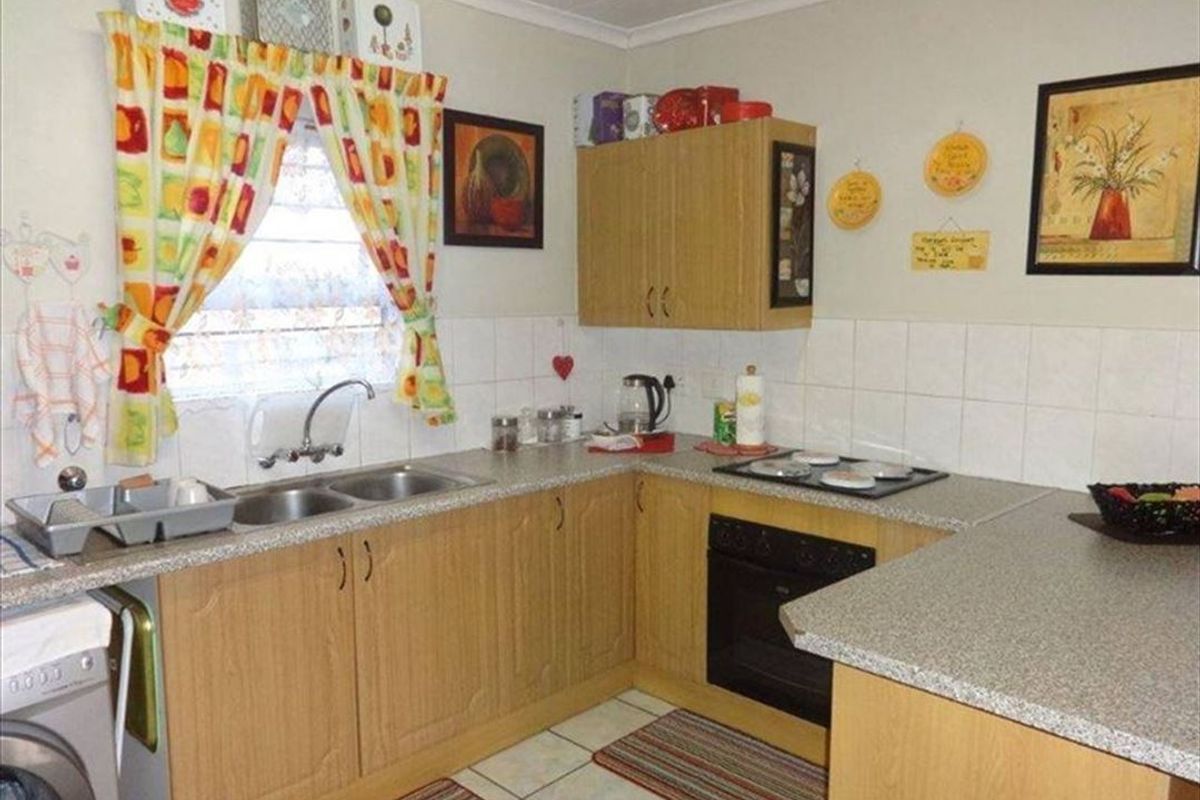 Charming 2-Bedroom Home with Garage and Carport – Great Value! - Photo 3