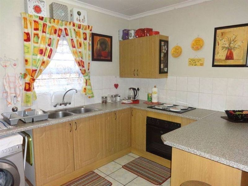 Charming 2-Bedroom Home with Garage and Carport – Great Value! - Photo 3