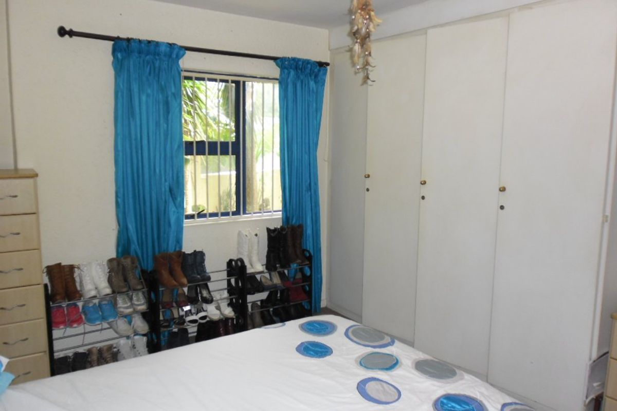 Spacious 2-bed, 2 bath, double garage Aprarment New Brighton, Parkmore - Photo 5