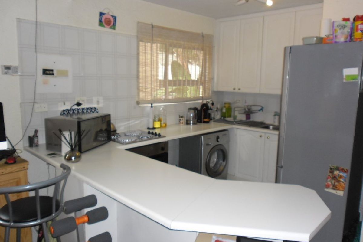 Spacious 2-bed, 2 bath, double garage Aprarment New Brighton, Parkmore - Photo 2