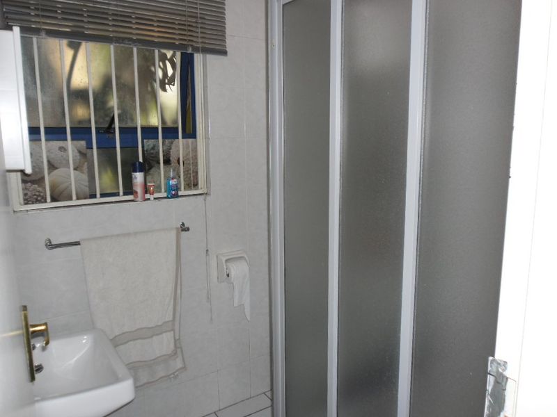 Spacious 2-bed, 2 bath, double garage Aprarment New Brighton, Parkmore - Photo 8