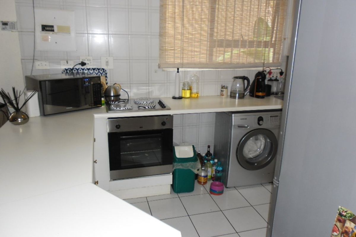 Spacious 2-bed, 2 bath, double garage Aprarment New Brighton, Parkmore - Photo 3