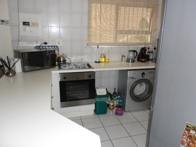 Spacious 2-bed, 2 bath, double garage Aprarment New Brighton, Parkmore - Photo 3