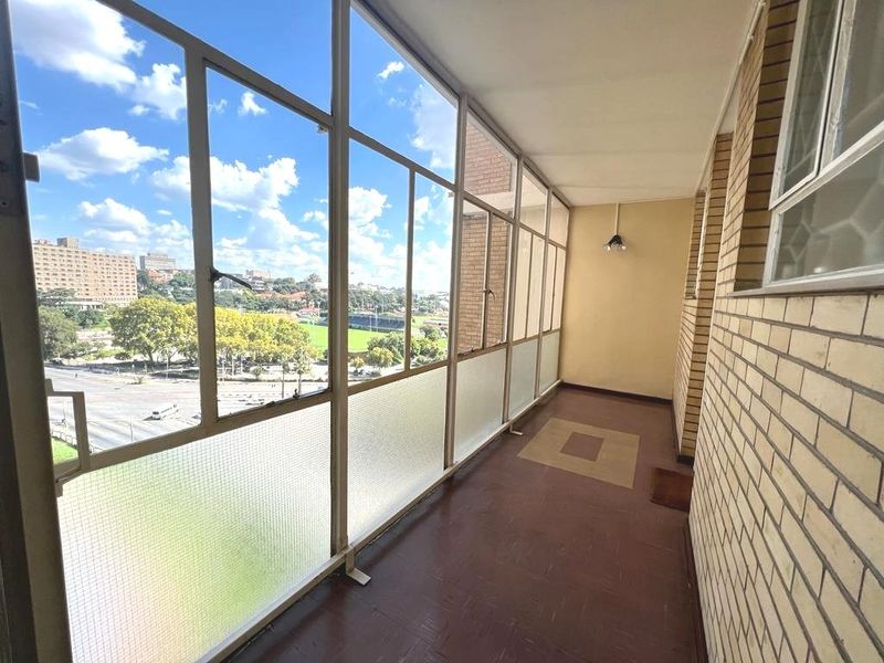 Delightful 2 Bedroom Apartment For Sale in Parktown - Photo 6