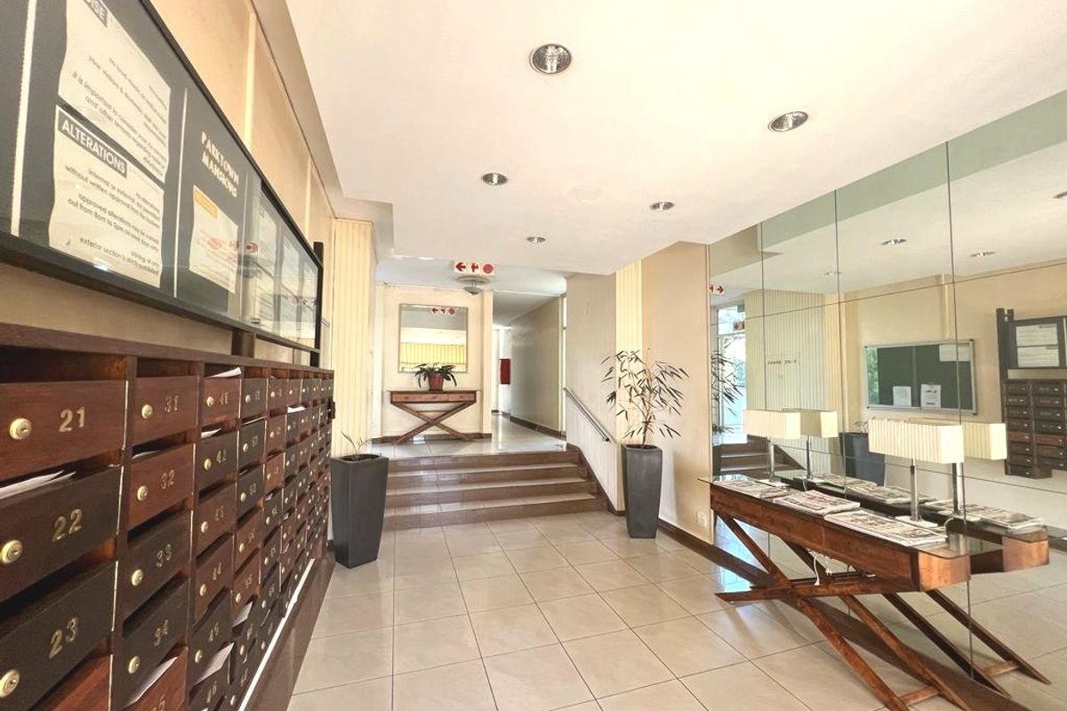 Delightful 2 Bedroom Apartment For Sale in Parktown - Photo 2