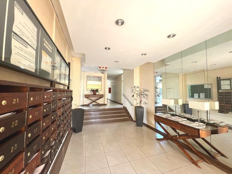 Delightful 2 Bedroom Apartment For Sale in Parktown - Photo 2