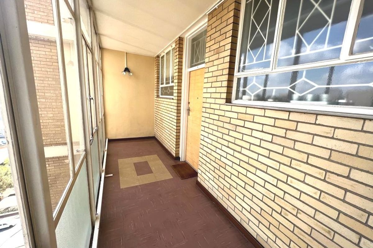 Delightful 2 Bedroom Apartment For Sale in Parktown - Photo 5