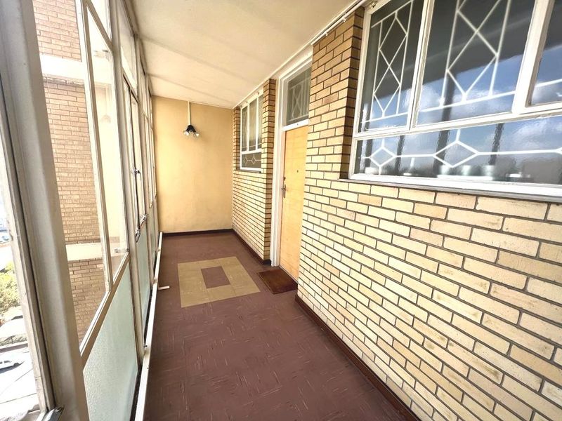 Delightful 2 Bedroom Apartment For Sale in Parktown - Photo 5