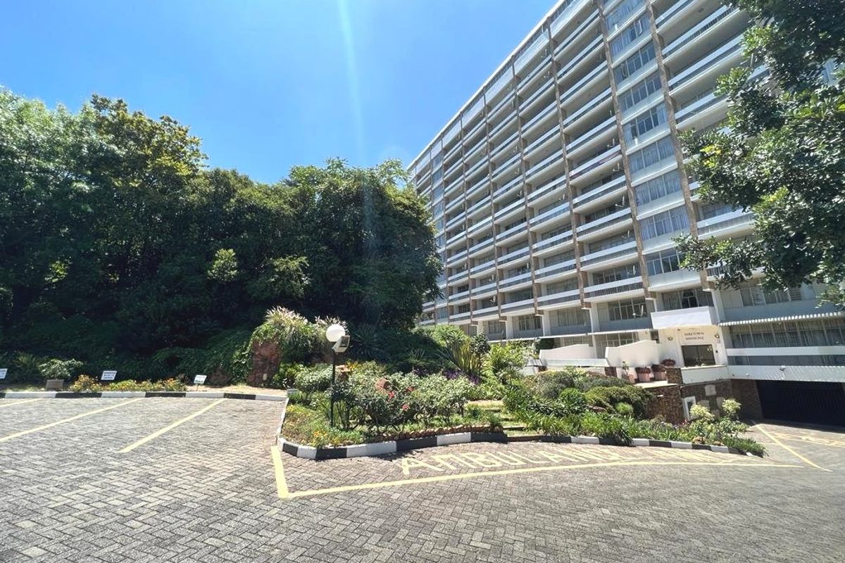 Delightful 2 Bedroom Apartment For Sale in Parktown - Photo 3