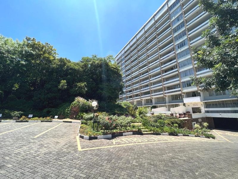 Delightful 2 Bedroom Apartment For Sale in Parktown - Photo 3