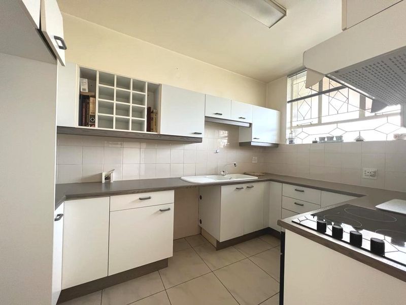 Delightful 2 Bedroom Apartment For Sale in Parktown - Photo 10