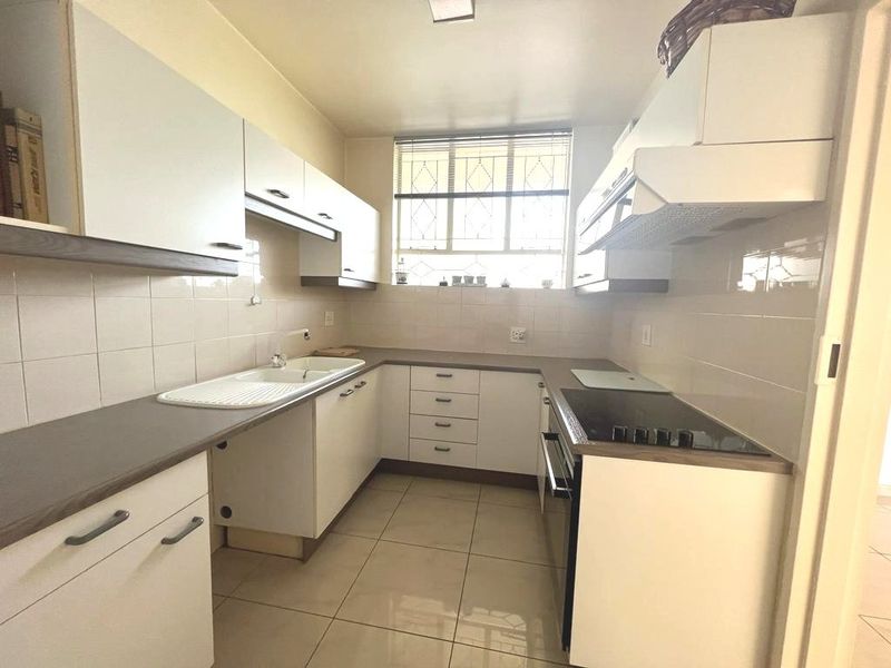 Delightful 2 Bedroom Apartment For Sale in Parktown - Photo 9