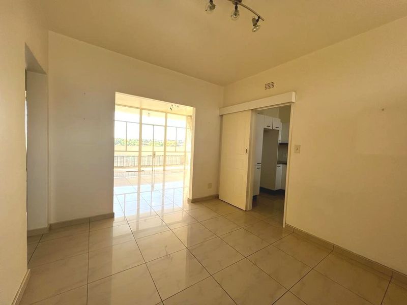 Delightful 2 Bedroom Apartment For Sale in Parktown - Photo 8