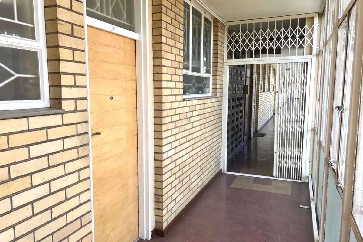 Delightful 2 Bedroom Apartment For Sale in Parktown - Photo 4