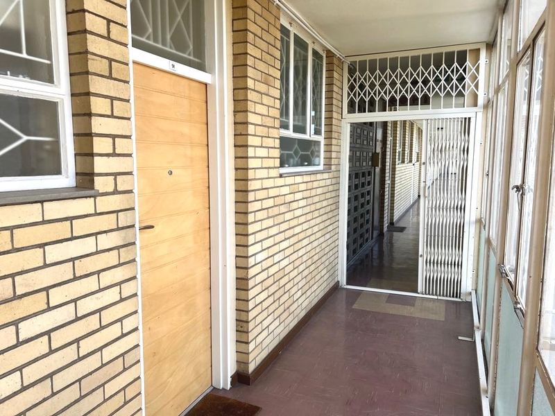 Delightful 2 Bedroom Apartment For Sale in Parktown - Photo 4