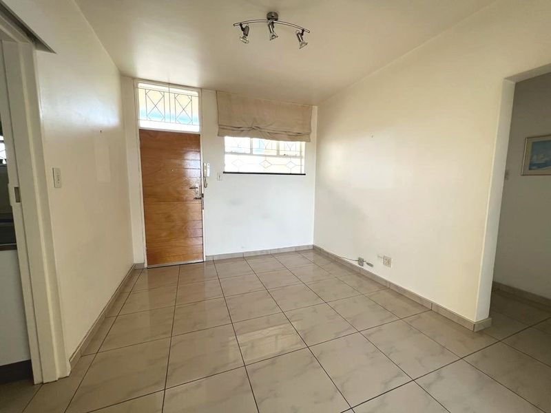 Delightful 2 Bedroom Apartment For Sale in Parktown - Photo 7