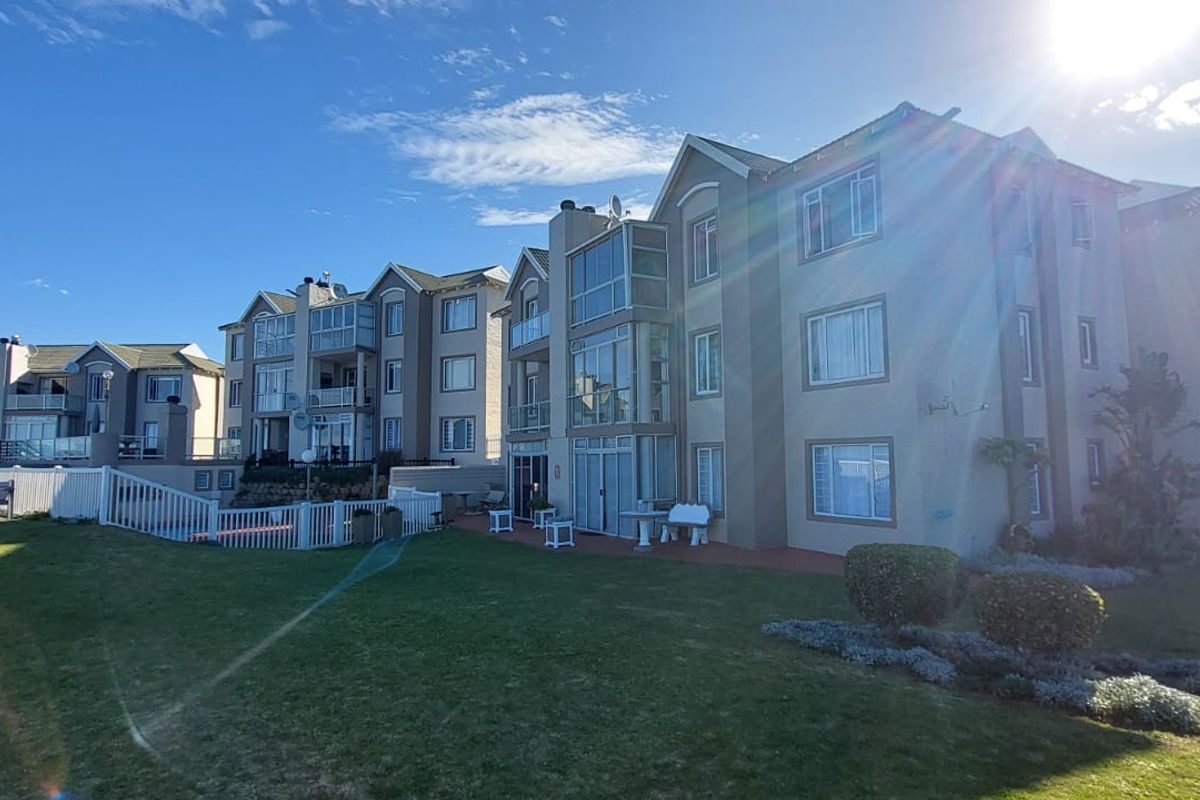 Immaculate Fully Furnished 3 Bedroom 2 Bathroom Unit in Aston Bay - Photo 2