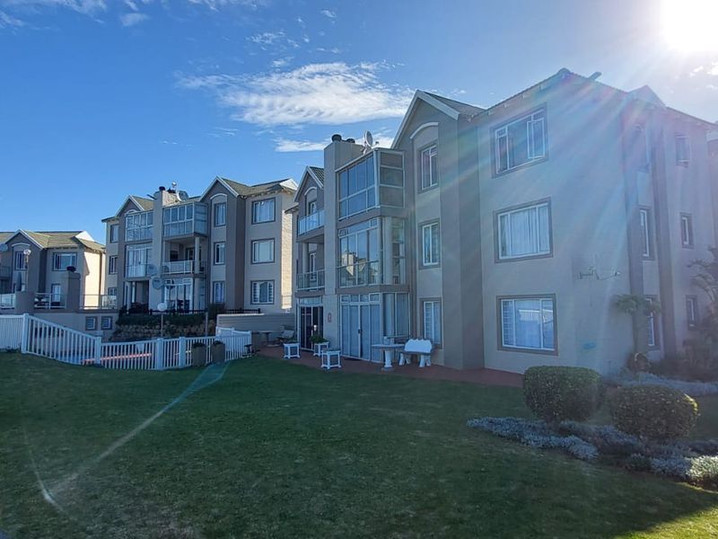 Immaculate Fully Furnished 3 Bedroom 2 Bathroom Unit in Aston Bay - Photo 2