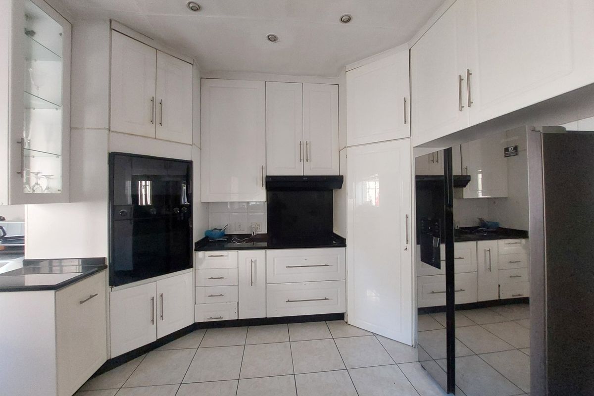 Exquisite 5-Bedroom North-Facing Family Home in Secure Gallo Manor Enclave - Photo 5