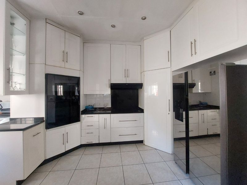 Exquisite 5-Bedroom North-Facing Family Home in Secure Gallo Manor Enclave - Photo 5