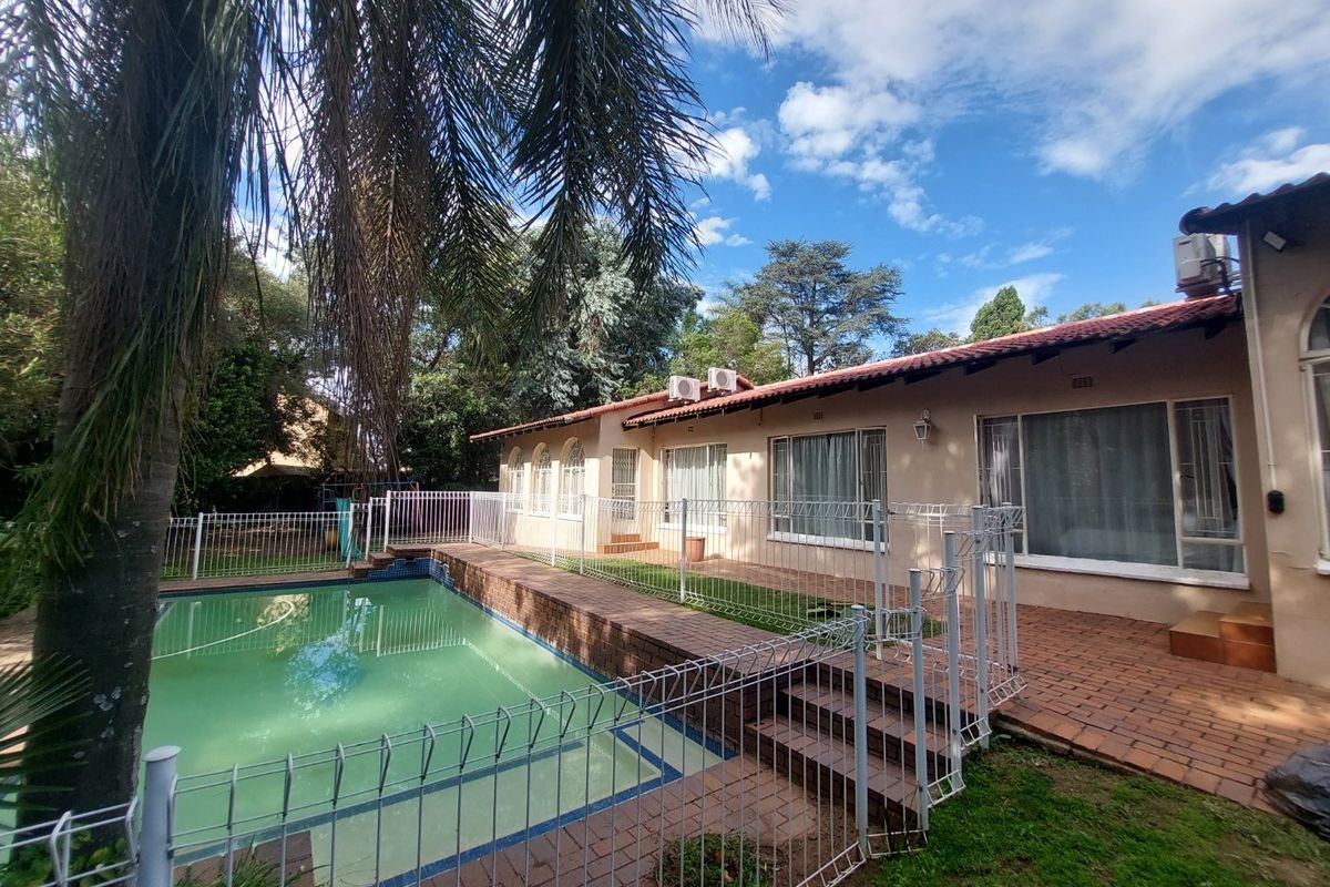 Exquisite 5-Bedroom North-Facing Family Home in Secure Gallo Manor Enclave - Photo 2