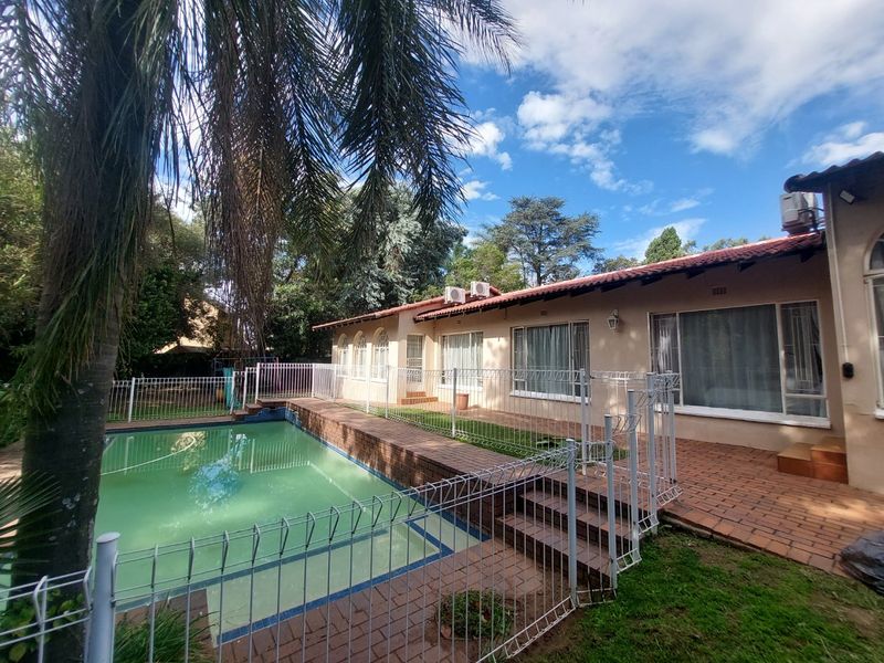 Exquisite 5-Bedroom North-Facing Family Home in Secure Gallo Manor Enclave - Photo 2