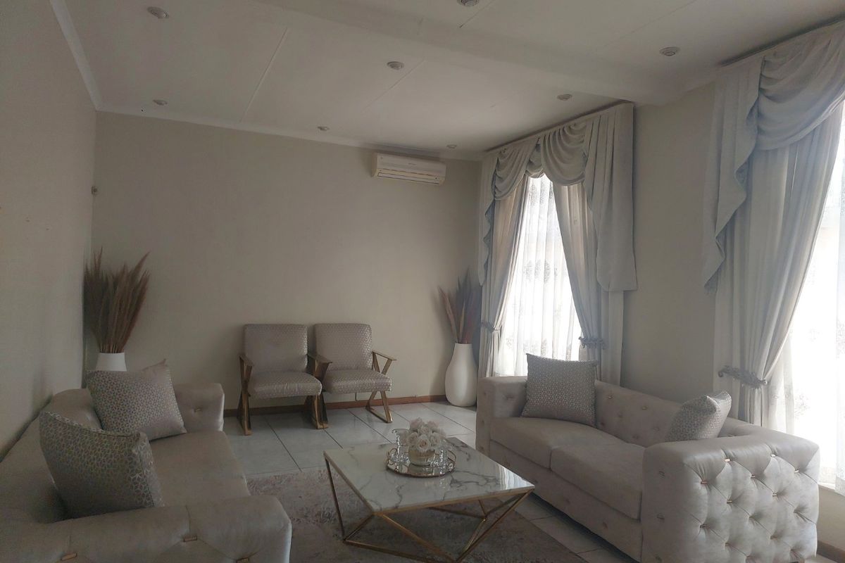 Exquisite 5-Bedroom North-Facing Family Home in Secure Gallo Manor Enclave - Photo 3