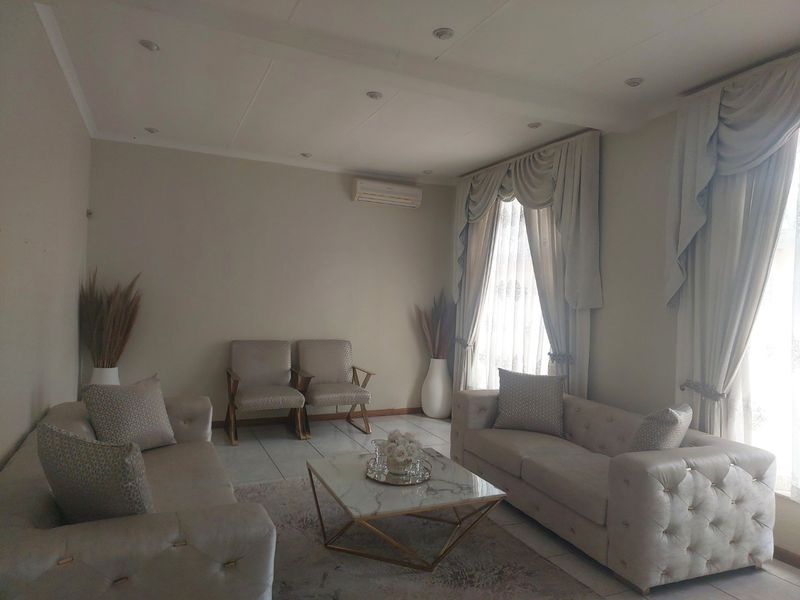 Exquisite 5-Bedroom North-Facing Family Home in Secure Gallo Manor Enclave - Photo 3