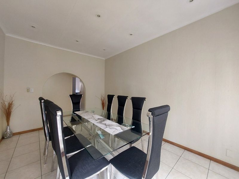 Exquisite 5-Bedroom North-Facing Family Home in Secure Gallo Manor Enclave - Photo 10