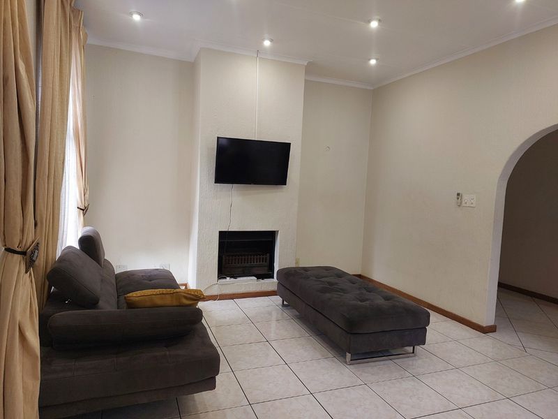 Exquisite 5-Bedroom North-Facing Family Home in Secure Gallo Manor Enclave - Photo 8