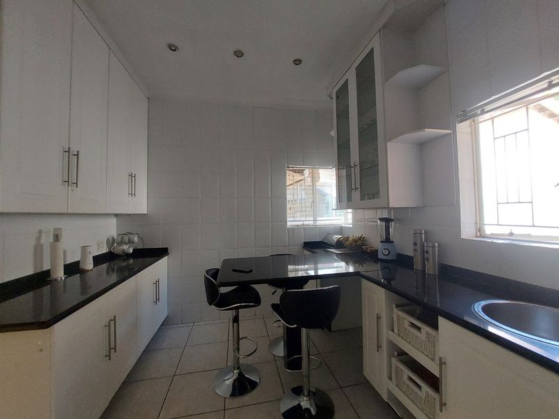 Exquisite 5-Bedroom North-Facing Family Home in Secure Gallo Manor Enclave - Photo 6