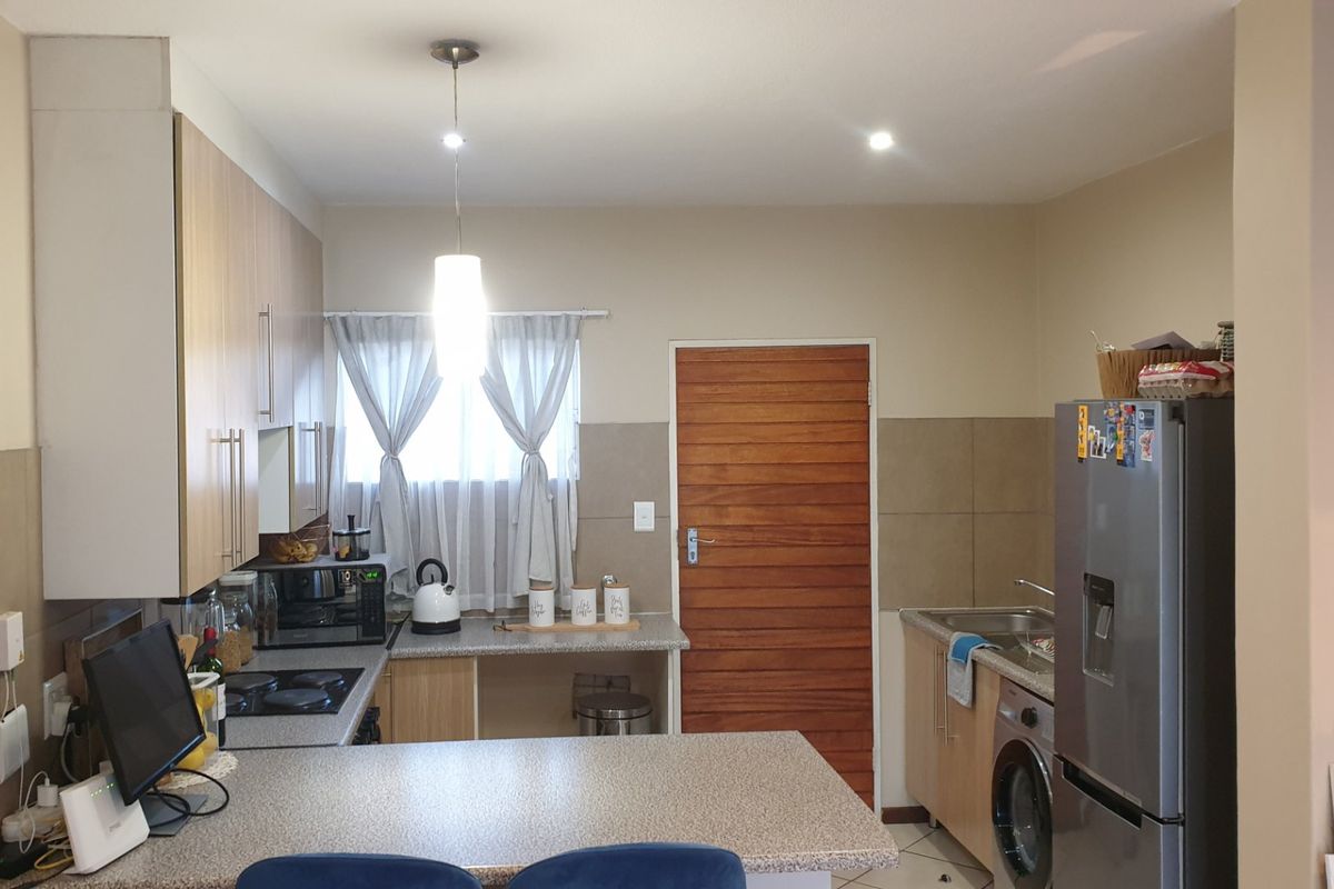 Modern 2-Bedroom Lock-Up-and-Go Apartment in Stone Gate Estate - Photo 3