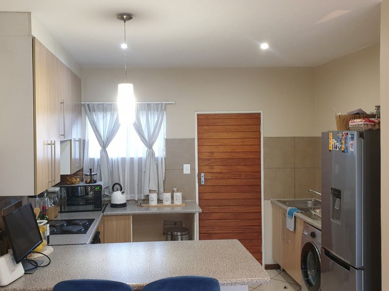 Modern 2-Bedroom Lock-Up-and-Go Apartment in Stone Gate Estate - Photo 3