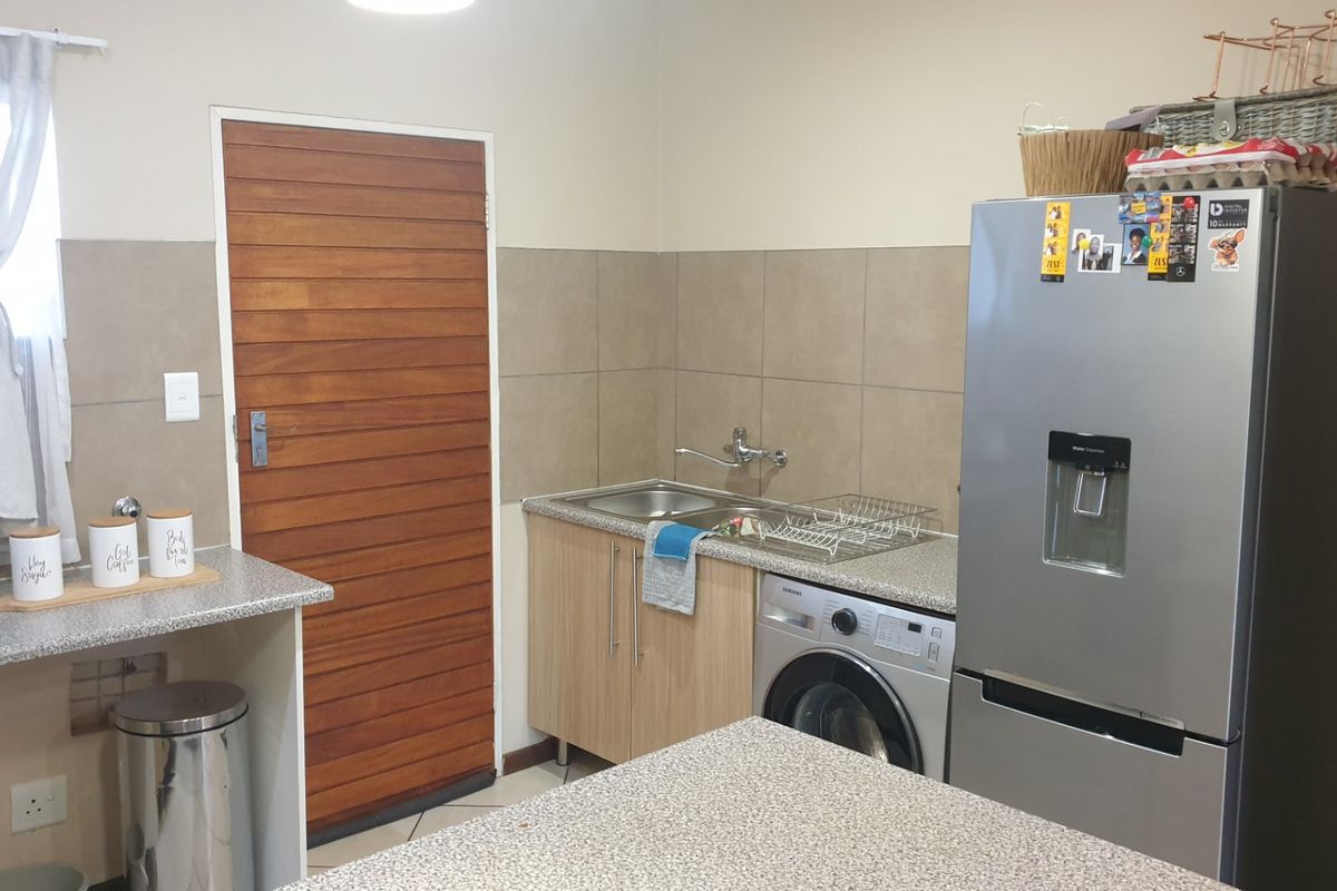 Modern 2-Bedroom Lock-Up-and-Go Apartment in Stone Gate Estate - Photo 4