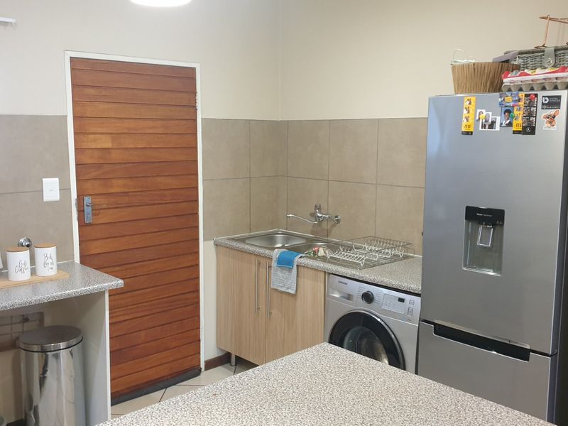 Modern 2-Bedroom Lock-Up-and-Go Apartment in Stone Gate Estate - Photo 4