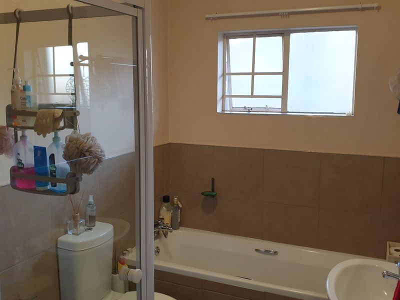 Modern 2-Bedroom Lock-Up-and-Go Apartment in Stone Gate Estate - Photo 10