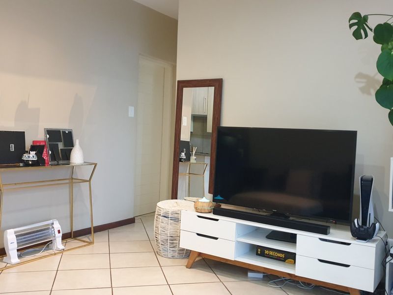 Modern 2-Bedroom Lock-Up-and-Go Apartment in Stone Gate Estate - Photo 9