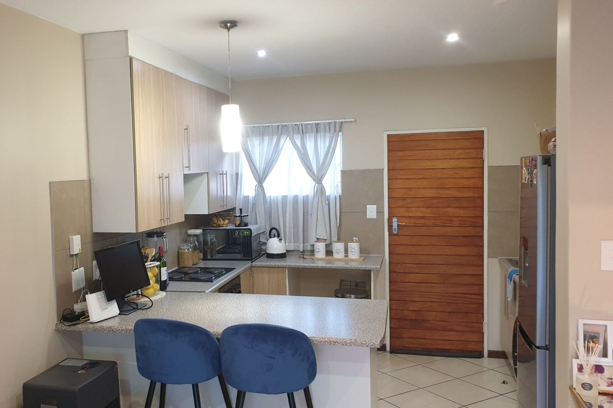 Modern 2-Bedroom Lock-Up-and-Go Apartment in Stone Gate Estate - Photo 2