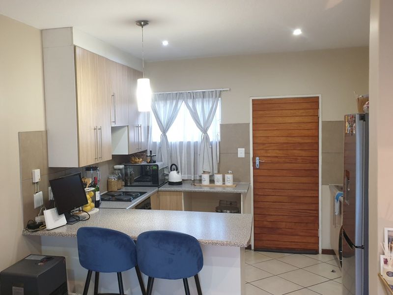 Modern 2-Bedroom Lock-Up-and-Go Apartment in Stone Gate Estate - Photo 2