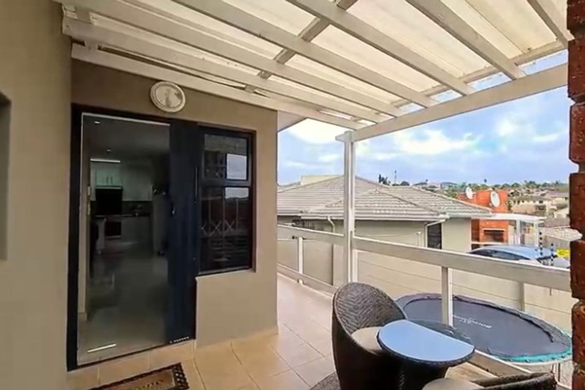PRICE REDUCED!!!!!! Amazing Modern 3-Bed Townhouse in Prime Beacon Bay - Photo 2