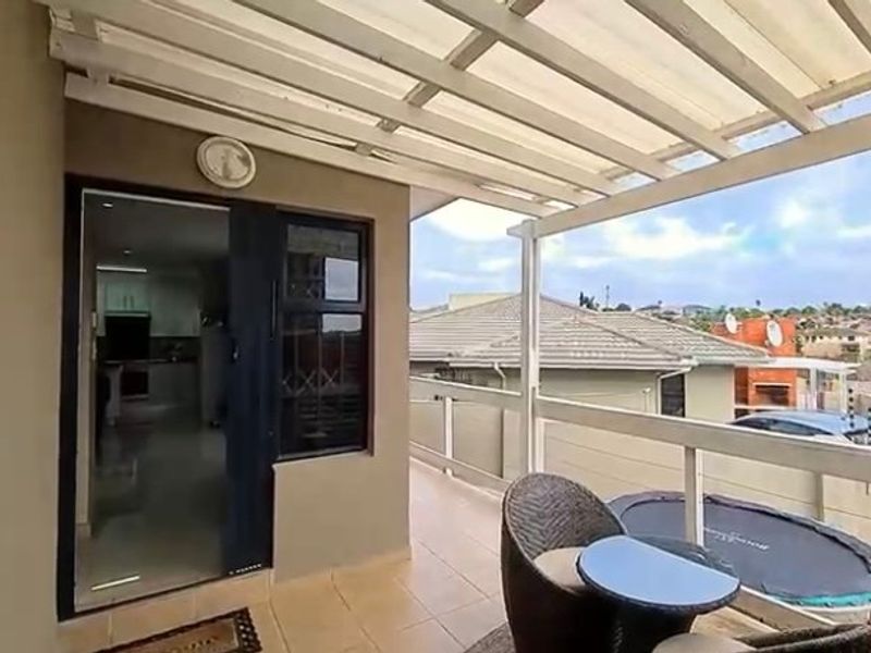 PRICE REDUCED!!!!!! Amazing Modern 3-Bed Townhouse in Prime Beacon Bay - Photo 2