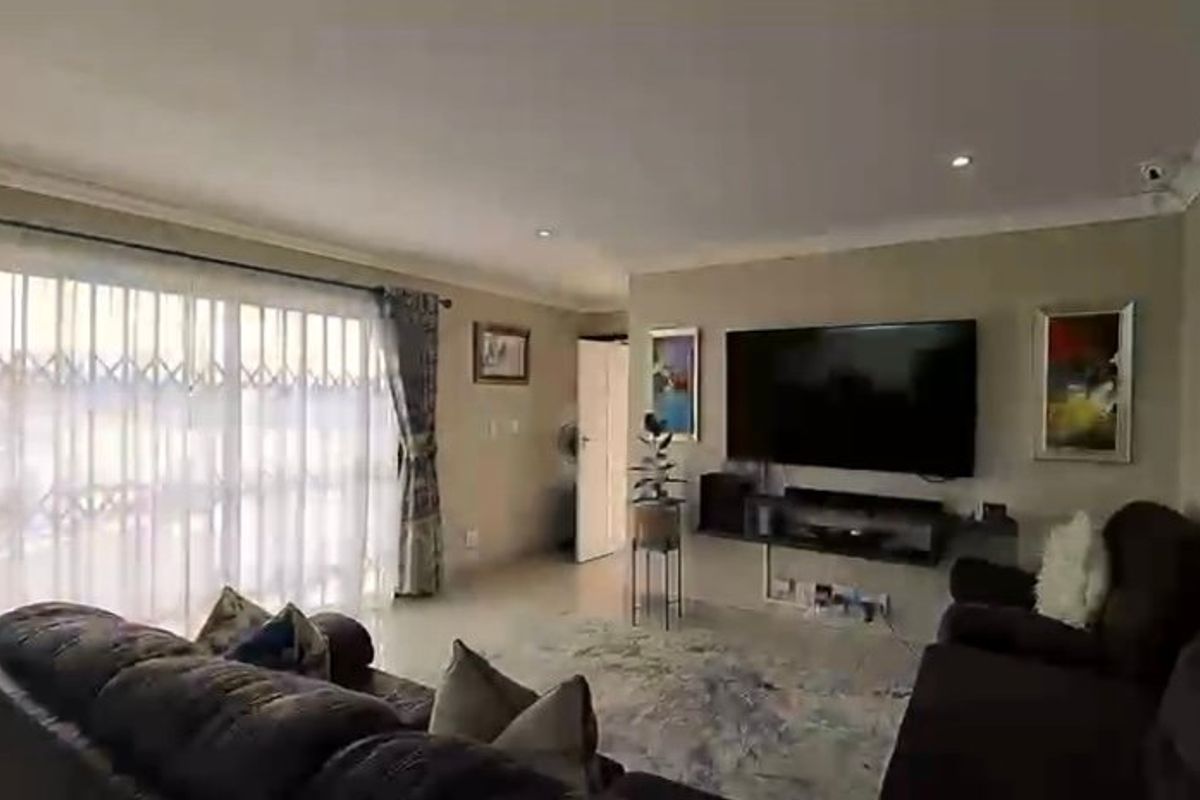 PRICE REDUCED!!!!!! Amazing Modern 3-Bed Townhouse in Prime Beacon Bay - Photo 3