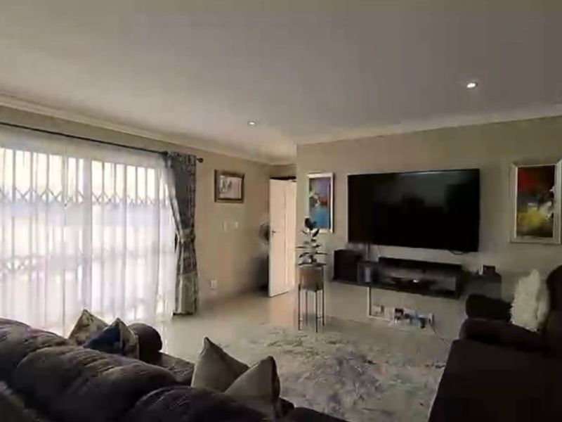 PRICE REDUCED!!!!!! Amazing Modern 3-Bed Townhouse in Prime Beacon Bay - Photo 3