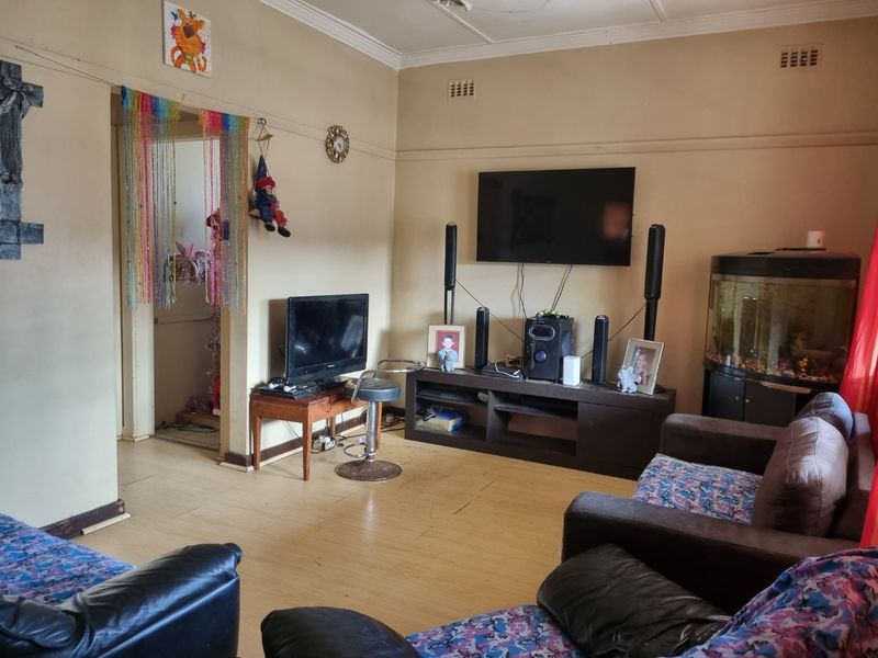 Versatile 3-Bedroom Corner Property for Sale in the Heart of Prestbury — Endless Potential! - Photo 8