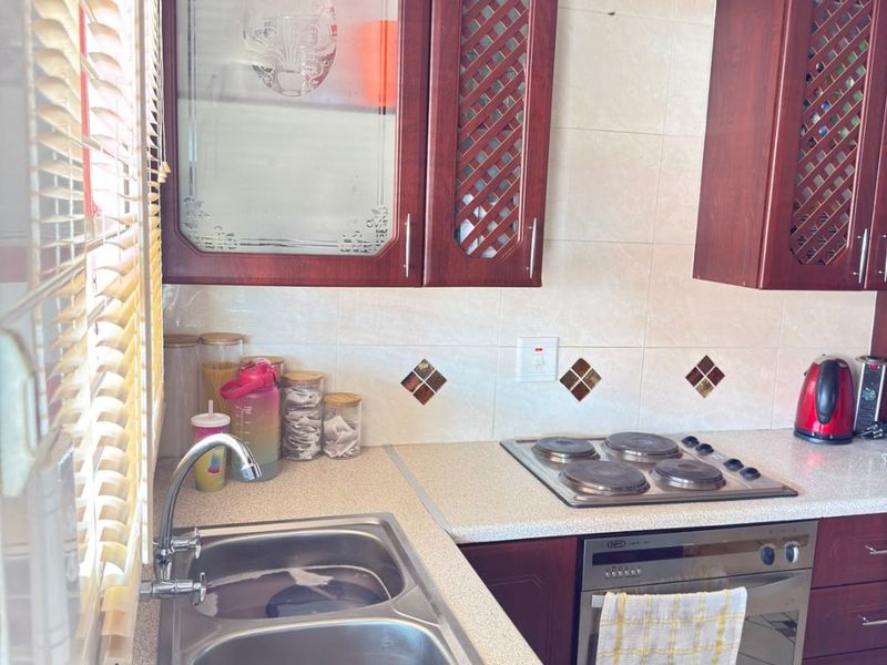 For Sale: Spacious 3-Bedroom, 2-Bathroom Home in Olifantsfontein West - Photo 5