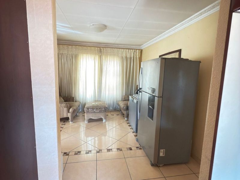 For Sale: Spacious 3-Bedroom, 2-Bathroom Home in Olifantsfontein West - Photo 9