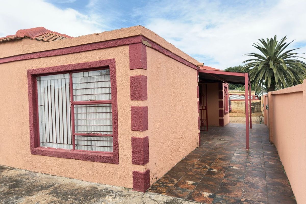 For Sale: Spacious 3-Bedroom, 2-Bathroom Home in Olifantsfontein West - Photo 3